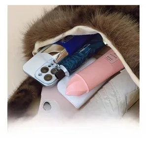 Vue intérieure détaillée d'un cabas en peluche léopard montrant sa grande capacité