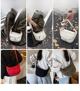 Outdoor-Streetstyle-Ansicht der mehrfarbigen Nylon-Tasche mit verstellbarem Gurt