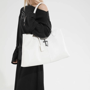 Borsa tote bianca minimalista con dettaglio croce in metallo e spalline sottili
