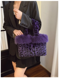 Détail du sac cabas en fausse fourrure léopard violet avec bordure en peluche douce