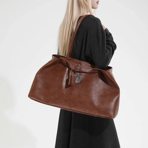 Borsa tote vintage marrone scuro con ciondolo a croce e trama in pelle goffrata