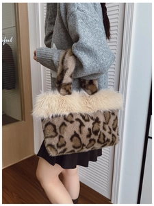 Détail d'un sac à main léopard élégant en fausse fourrure pour une tenue d'hiver