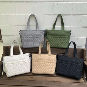 Vue détaillée de sacs cabas matelassés en cinq couleurs avec des coutures en losanges