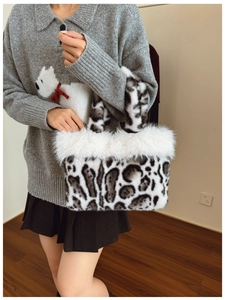 Détail du sac à main léopard en fausse fourrure avec bordure en peluche blanche