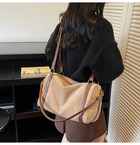 Vue de dos montrant le grand sac en daim kaki porté à l'épaule pour la taille