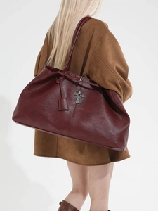Grande borsa tote vintage bordeaux con croce mostrata di lato su una modella