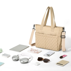 Grand sac cabas en nylon matelassé beige avec accessoires montrant sa grande capacité