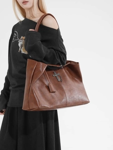 Grande borsa tote vintage marrone in similpelle da donna con ciondolo a croce in metallo