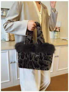 Détail d'un sac cabas léopard en fausse fourrure avec bordure pelucheuse et poignées