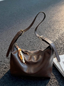 Sac hobo rétro marron foncé avec bandoulière réglable et charme de perles bohème