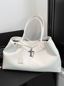 Borsa tote gotica bianca in ecopelle martellata con ciondolo a croce e catena metallica capiente