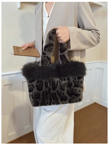Vue détaillée du sac à main en peluche léopard gris foncé avec poignée en fausse fourrure