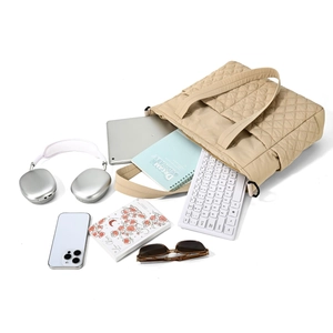 Vue détaillée de dessus du sac cabas beige matelassé avec surpiqûres en losanges et grand volume