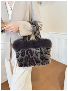 Gros plan sur le sac fourre-tout en peluche léopard gris avec texture fausse fourrure