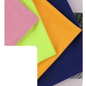 Detail van de ademende mesh-textuur van de sneldrogende sportshort in meerdere kleuren