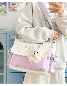 Détail du sac messager en toile avec motif étoiles et charmant ours en peluche