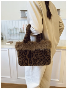 Vue détaillée du sac cabas en peluche léopard pour femme avec poignées en fausse fourrure