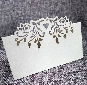 Weiße lasergeschnittene Tischkarte mit Blumen- und Herzmustern für Hochzeiten und Events