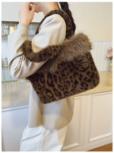Vue détaillée du sac cabas pour femme en fausse fourrure léopard porté à l'épaule