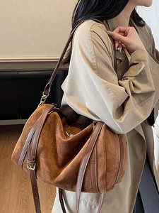 Sac bandoulière en suédine marron grande capacité avec sangle vintage pour style décontracté