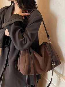 Grand sac cabas rétro en daim marron foncé avec lanières en cuir et boucles dorées en métal