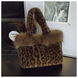 Détail du sac cabas en fausse fourrure léopard avec bordure pelucheuse pour look d'hiver