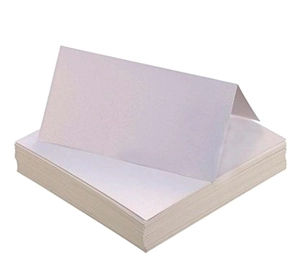 Nahaufnahme lasergeschnittener weißer Schmetterling-Tischkarten für Hochzeiten