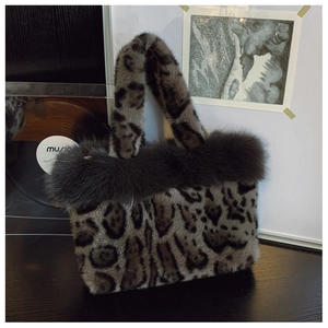 Vue détaillée du sac cabas léopard en fausse fourrure avec poignée en peluche grise