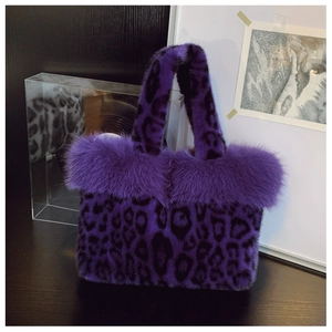 Vue détaillée du sac à main de luxe en fausse fourrure léopard violette avec texture douce