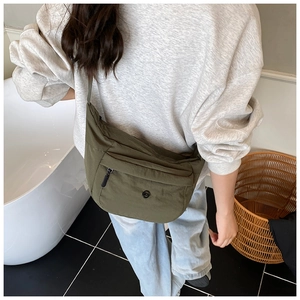 Armeegrüne Nylon-Halbmond-Umhängetasche mit Reißverschlusstasche und verstellbarem Riemen