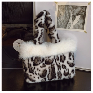Vue détaillée d'un sac à main en fausse fourrure léopard dans un décor de luxe