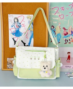 Détail du sac bandoulière en toile vert menthe avec motif étoile et ours en peluche