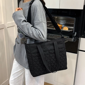 Grand sac cabas noir matelassé avec bandoulière réglable pour un usage quotidien