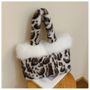 Détail d'un sac cabas léopard en fausse fourrure avec bordure blanche pelucheuse