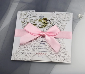 Details zur lasergeschnittenen Schmetterlings-Hochzeitseinladung mit rosa Schleife