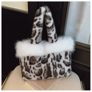 Détail du sac cabas léopard en fausse fourrure avec bordure blanche et anses solides