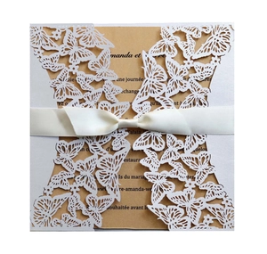 Elegante lasergeschnittene Schmetterling-Hochzeitseinladung mit creme-farbener Karte und Band
