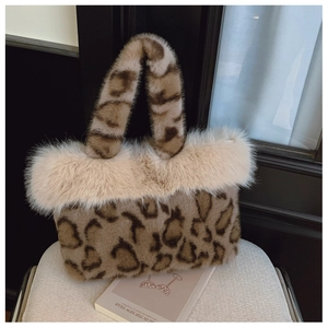 Détail du sac cabas en fausse fourrure avec imprimé léopard et finitions en peluche crème