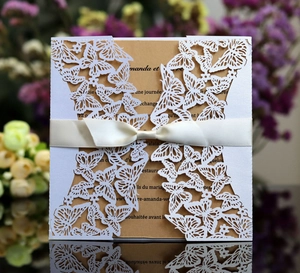 Laserschnitt Schmetterling Hochzeitseinladung mit Kraftpapier und Seidenband