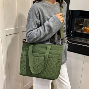 Vue détaillée du sac cabas matelassé vert olive avec une large bandoulière réglable