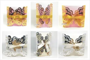 Invitation de mariage découpée au laser avec motifs de cœur et papillon et rubans en satin