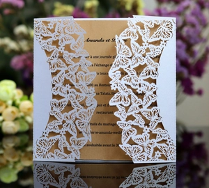 Laserschnitt-Hochzeitseinladung mit Schmetterlingsmotiv, weißem Umschlag und Kraftpapier-Karte