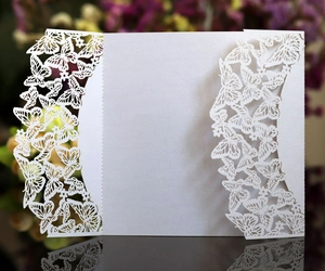 Elegante lasergeschnittene Hochzeitseinladung in Weiß mit Schmetterlings-Hohlmuster