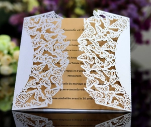Elegante lasergeschnittene Hochzeitseinladung mit weißem Schmetterling und goldener Karte