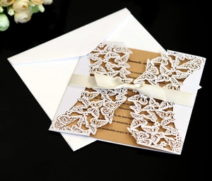 Elegante lasergeschnittene Schmetterling-Hochzeitseinladung mit Schleife und Kraftpapier