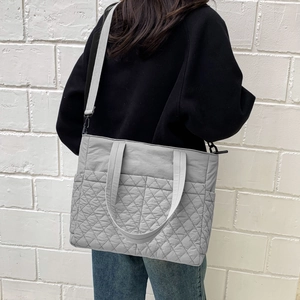 Détail du grand sac cabas gris en nylon matelassé avec large bandoulière amovible