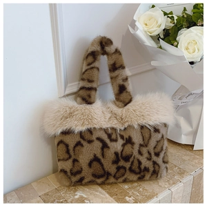 Détail du cabas en fausse fourrure léopard avec bordure en peluche crème et texture douce