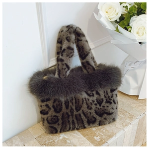 Vue détaillée du sac cabas léopard en fausse fourrure avec poignées en peluche