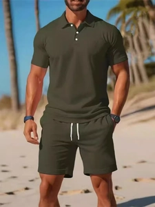Zweiteiliges Herren-Sommer-Set mit Poloshirt und Shorts in tiefem Olivgrün und Kordelzug