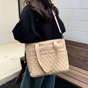 Sac cabas matelassé beige avec bandoulière rose réglable pour un usage quotidien